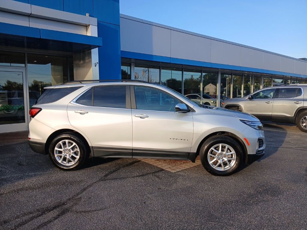 2022 Chevrolet Equinox LT photo 2