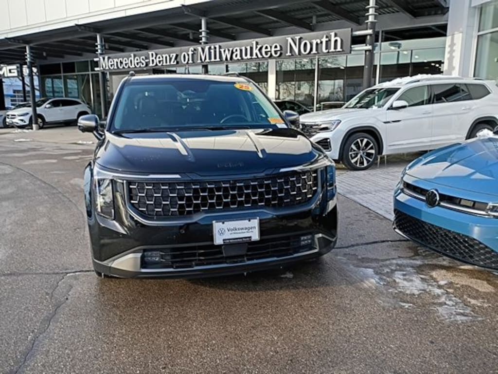 Used 2025 Kia Carnival SX Minivan/Van