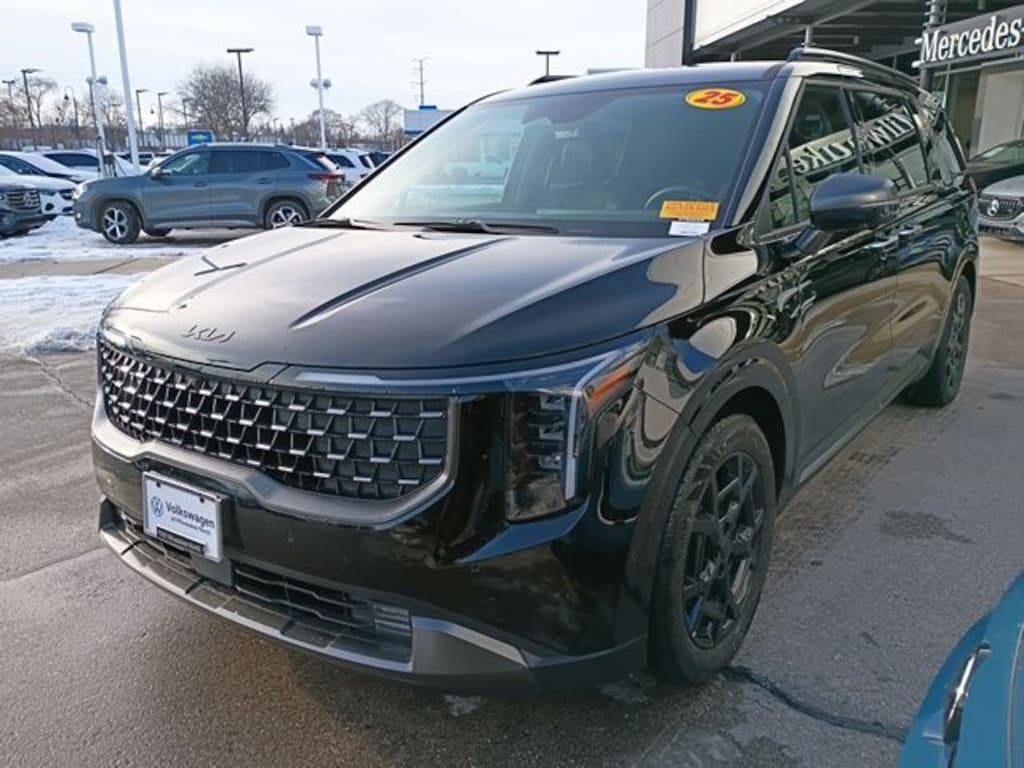 Used 2025 Kia Carnival SX Minivan/Van