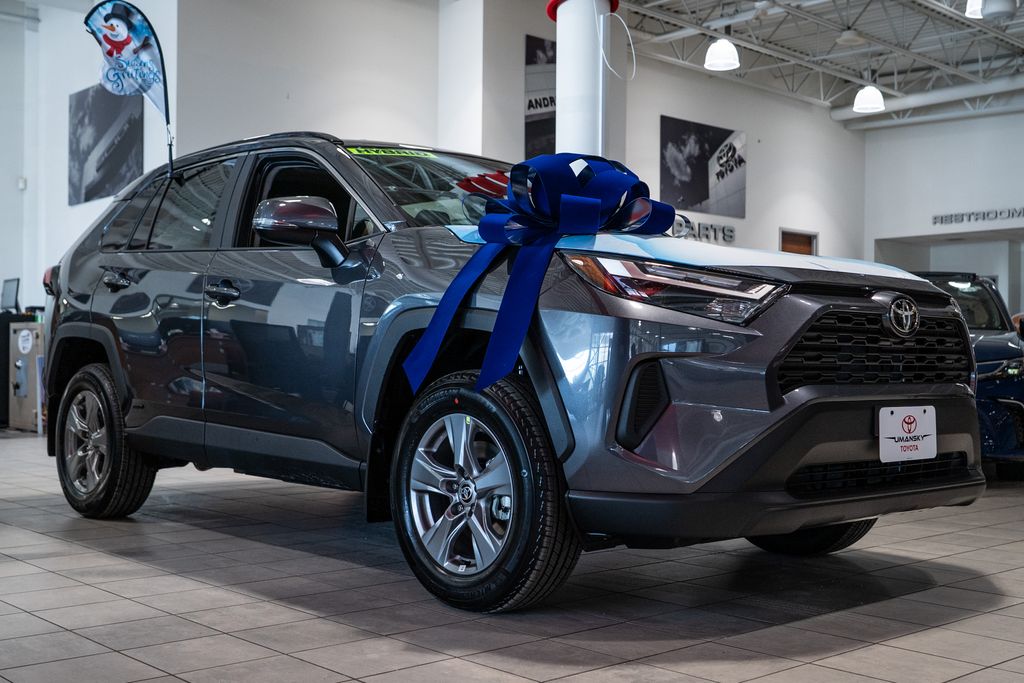 2025 Toyota RAV4 XLE's photo