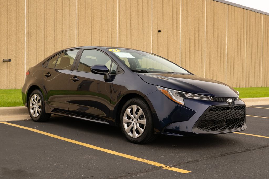 Used 2022 Toyota Corolla LE with VIN 5YFEPMAE5NP364561 for sale in Milwaukee, WI