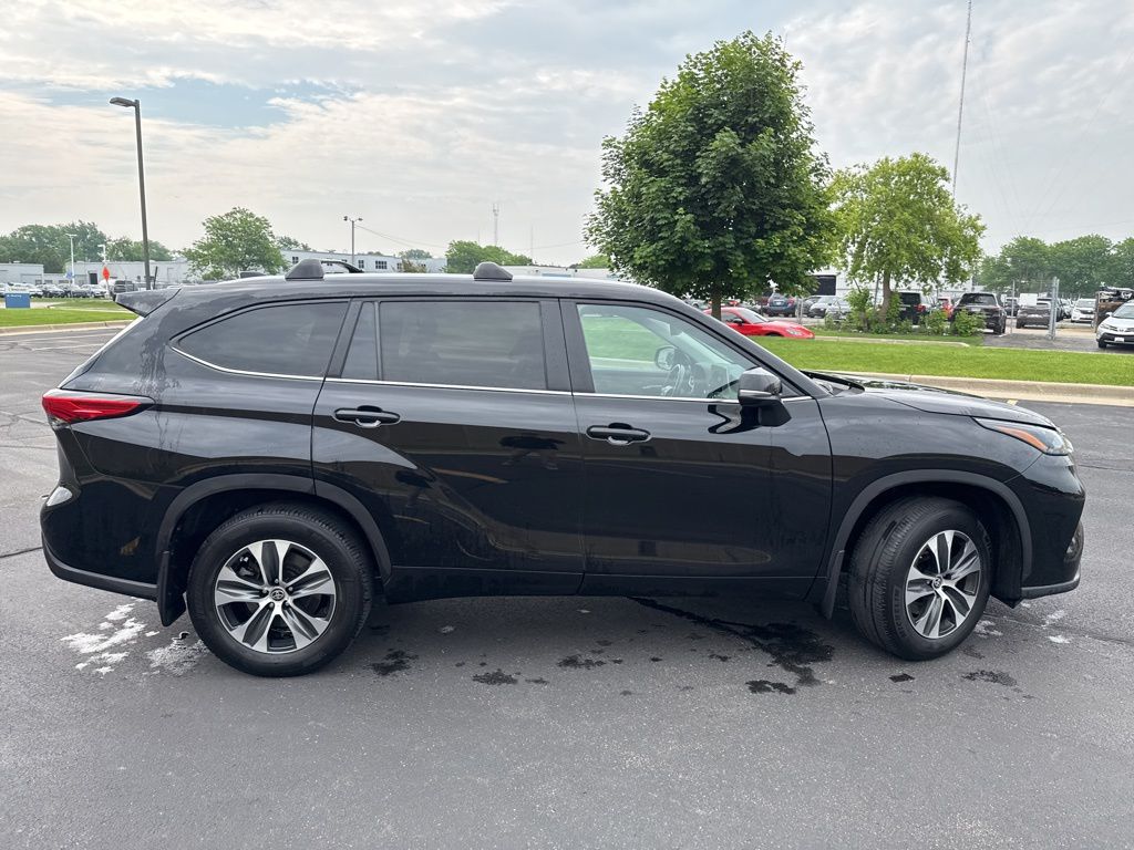 Used 2023 Toyota Highlander XLE with VIN 5TDKDRBH4PS044787 for sale in Milwaukee, WI