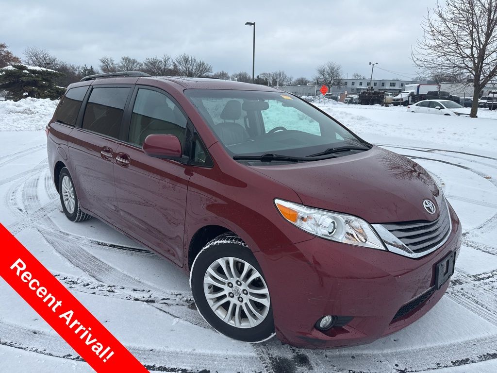 2016 Toyota Sienna XLE's photo