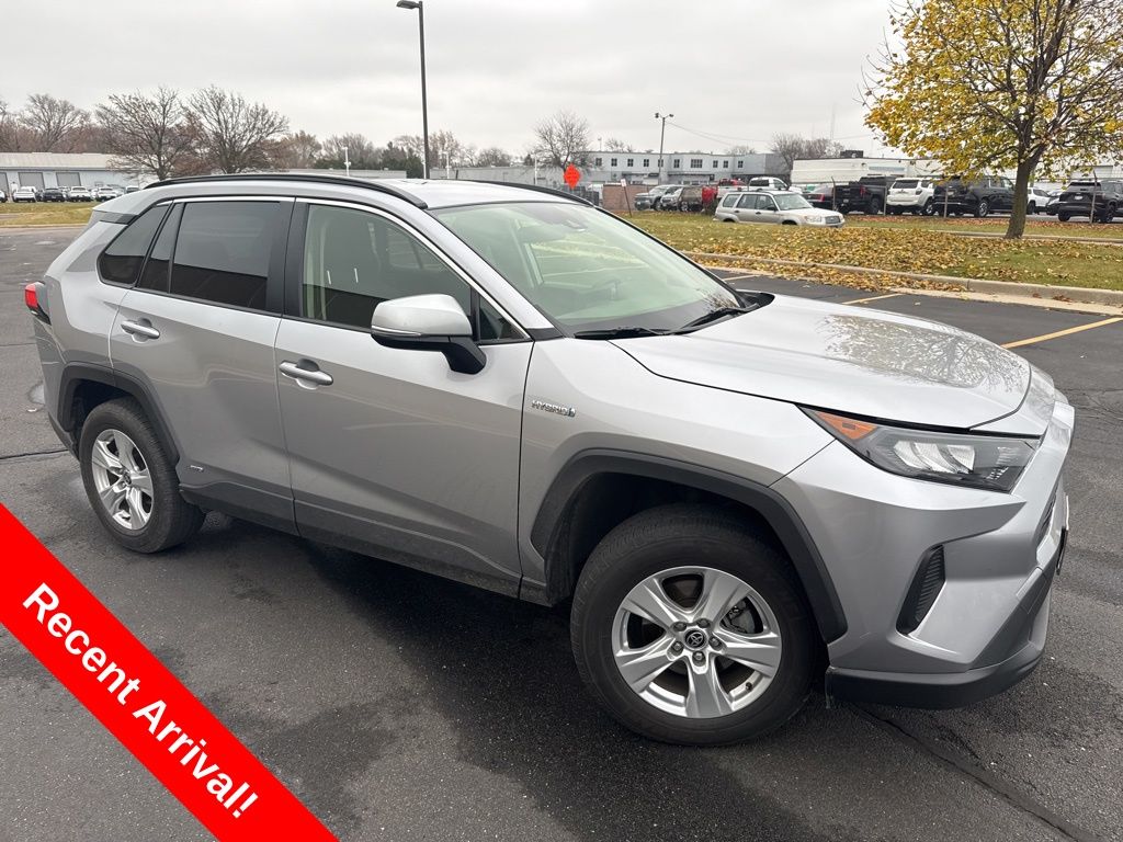 2020 Toyota RAV4 LE's photo