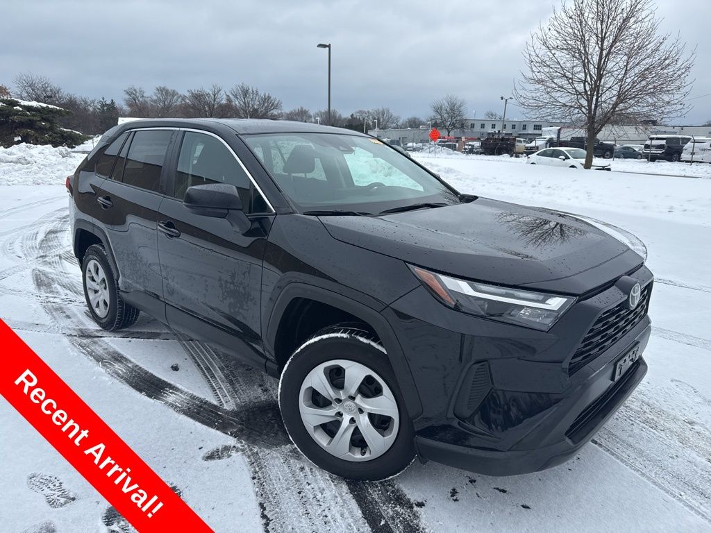 2023 Toyota RAV4 LE's photo