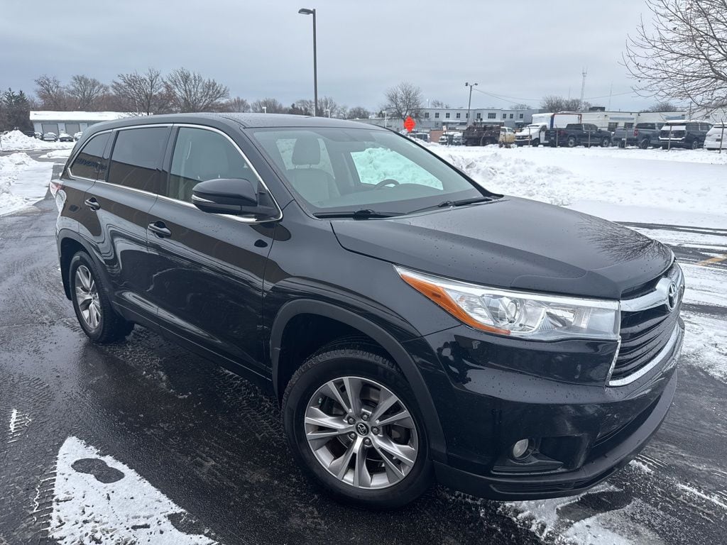 2016 Toyota Highlander LE Plus's photo