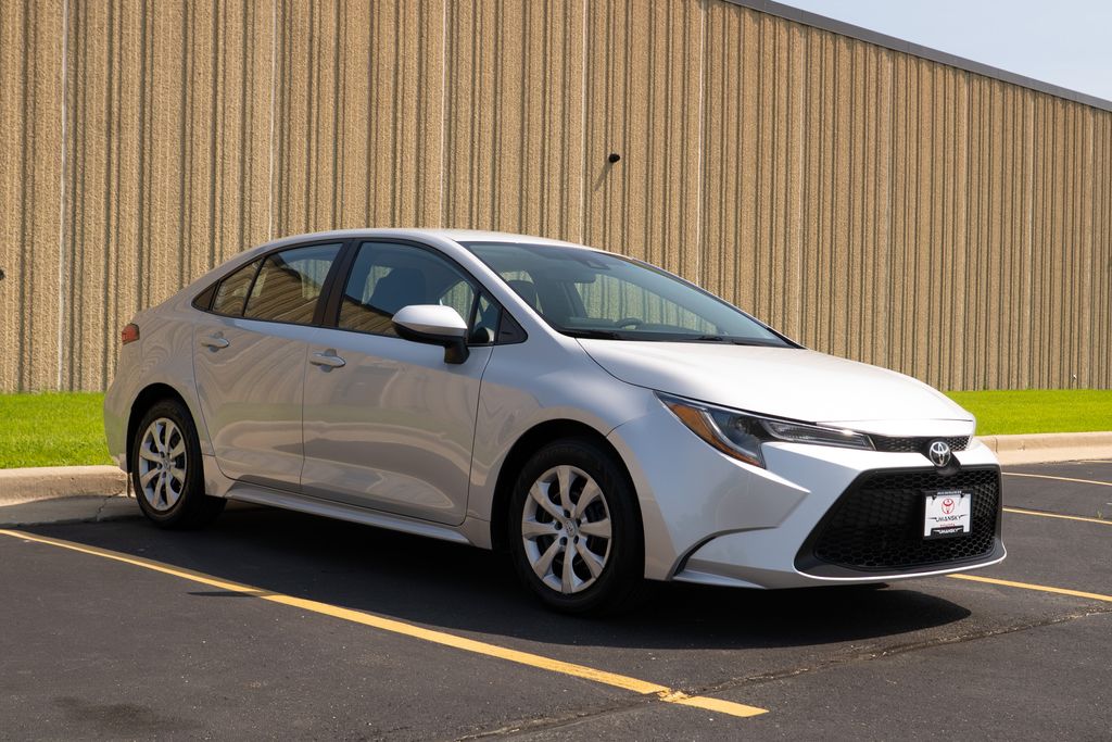 Used 2022 Toyota Corolla LE with VIN 5YFEPMAE5NP318499 for sale in Milwaukee, WI