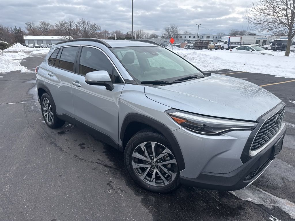 2022 Toyota Corolla Cross XLE's photo