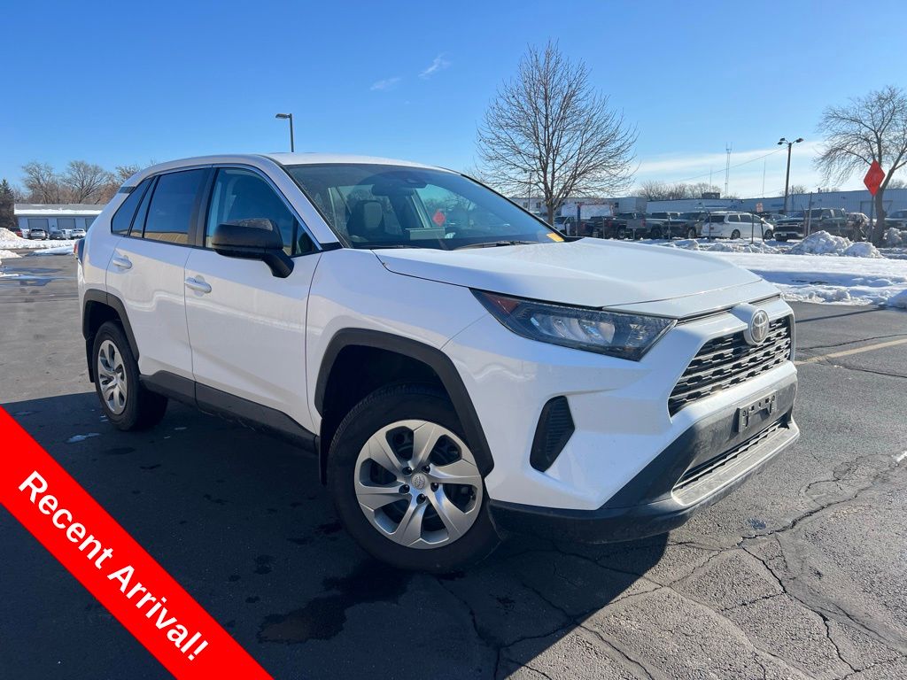 2022 Toyota RAV4 LE's photo