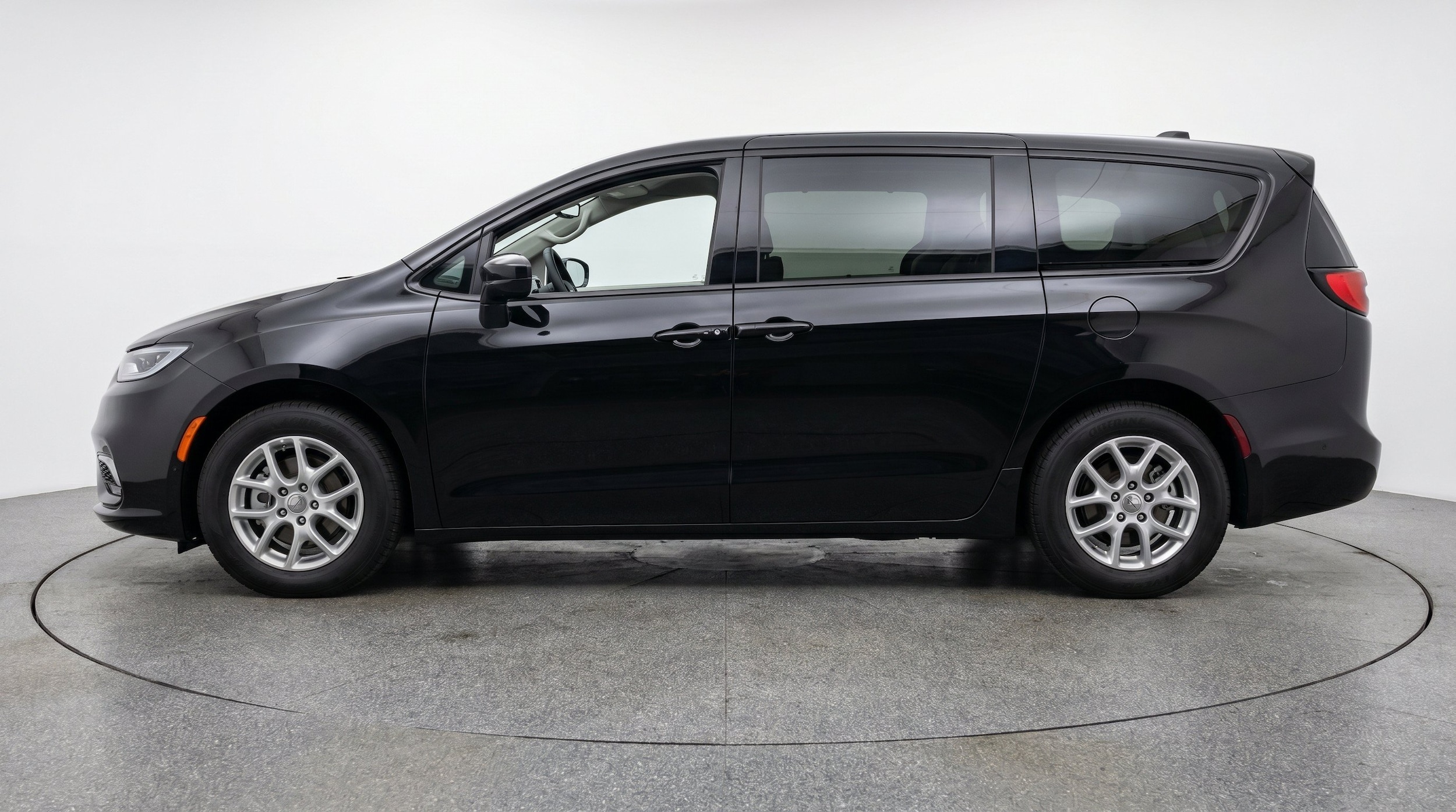 Thumbnail: 2024 Chrysler Voyager - 5