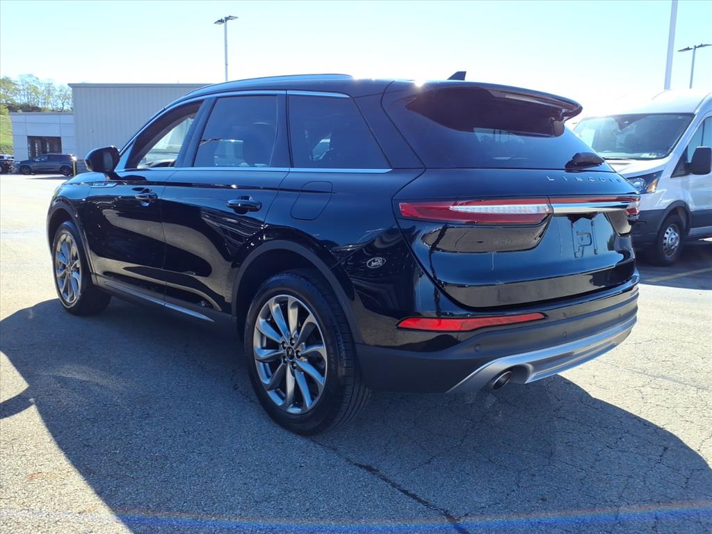 2021 Lincoln Corsair Standard photo 2