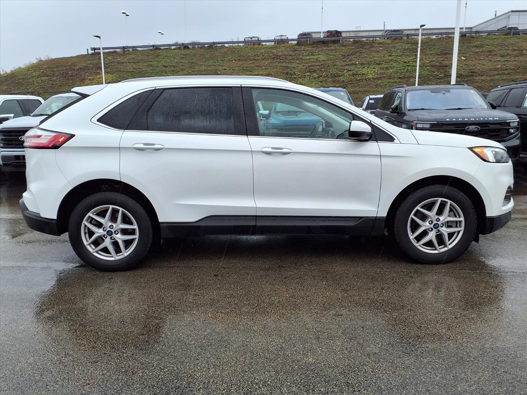 2022 Ford Edge SEL photo 2