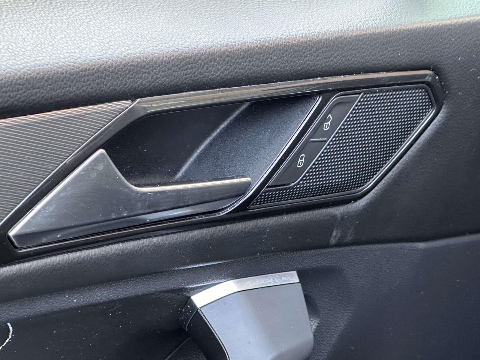 2022 Volkswagen Tiguan SE - Photo 11