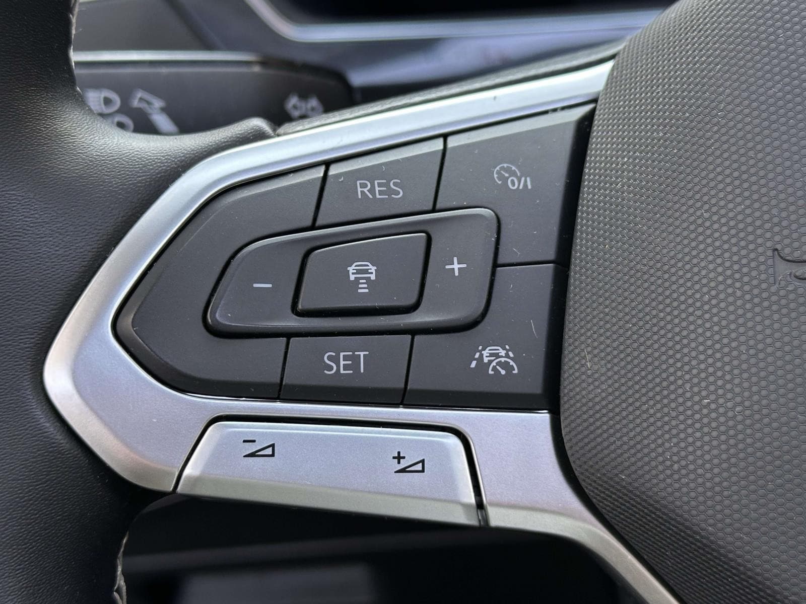 2022 Volkswagen Tiguan SE - Photo 24