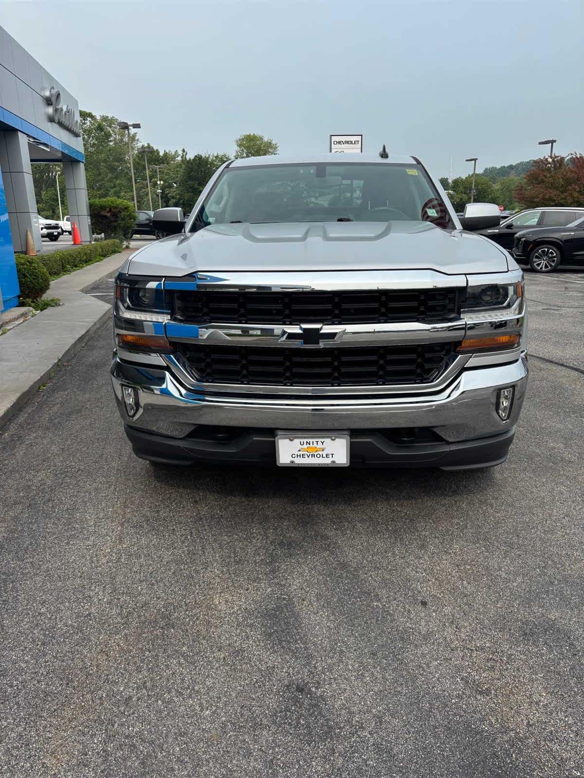2018 Chevrolet Silverado 1500 LT photo 2