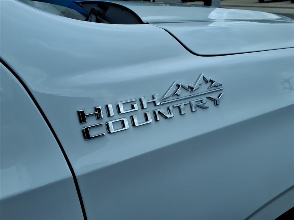 2026 Chevrolet Suburban High Country - Photo 9