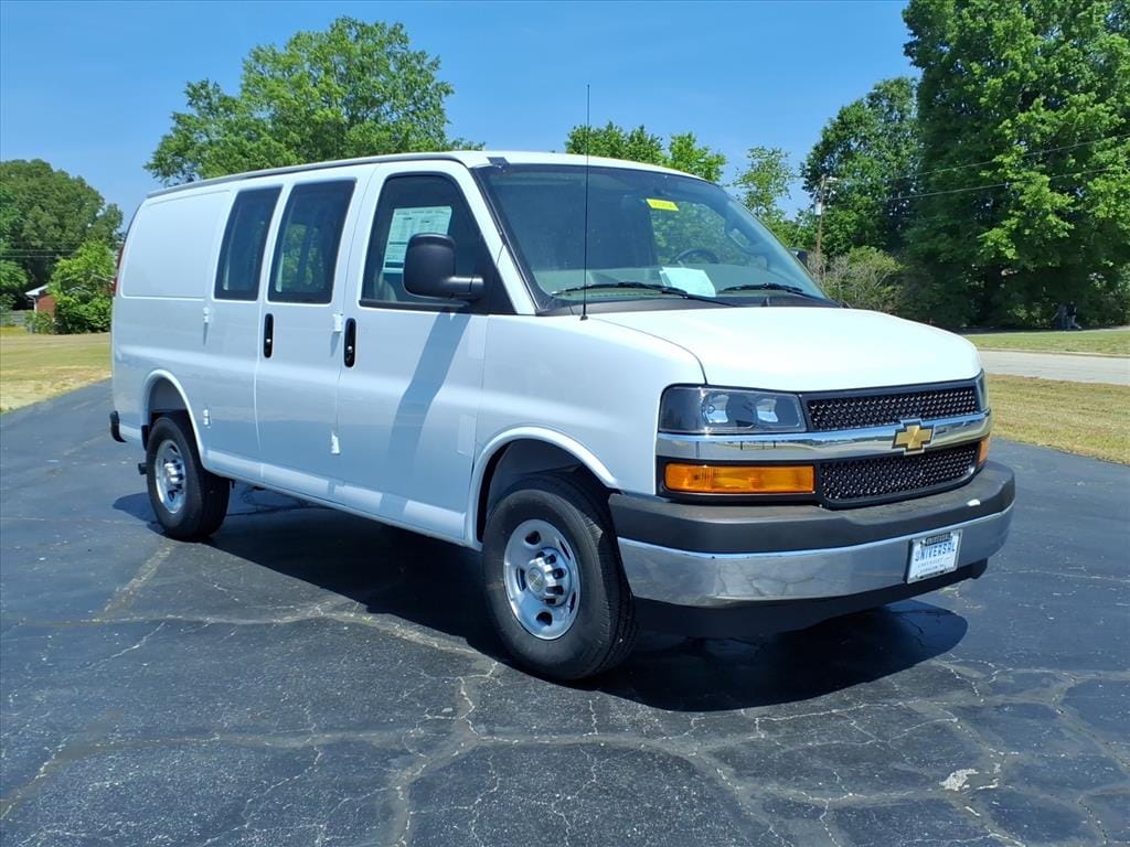 2026 Chevrolet Express 2500 Work Van HD's photo