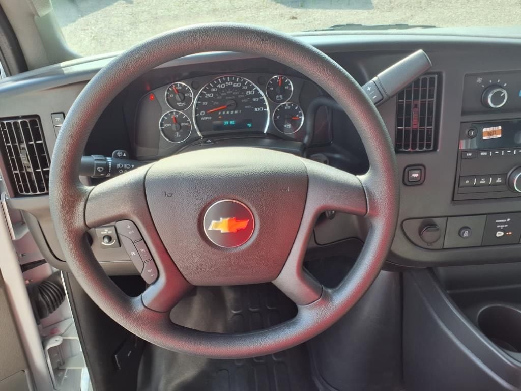 2025 Chevrolet Express Cutaway Base photo 31