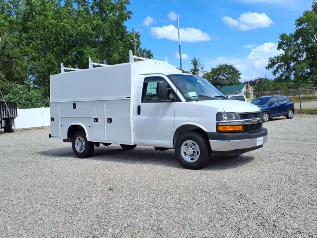 2025 Chevrolet Express Cutaway Base's photo