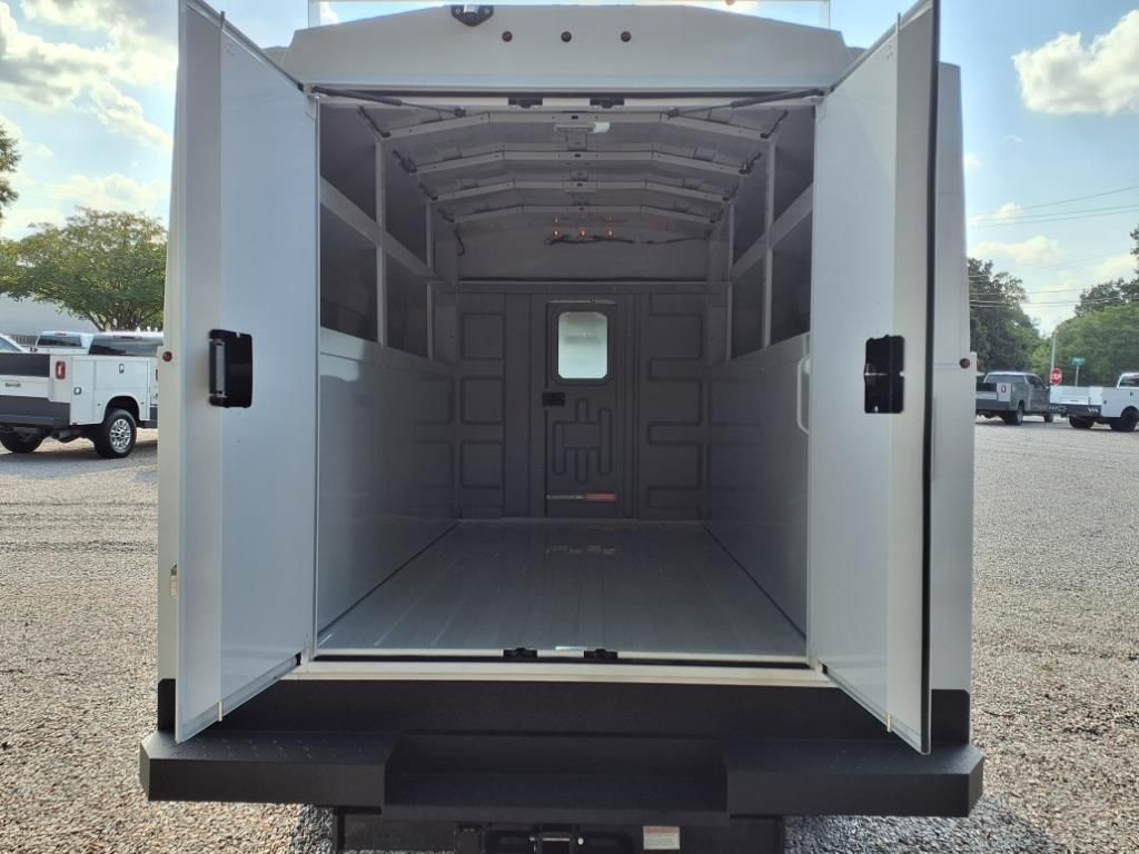 2025 Chevrolet Express Cutaway Base photo 11