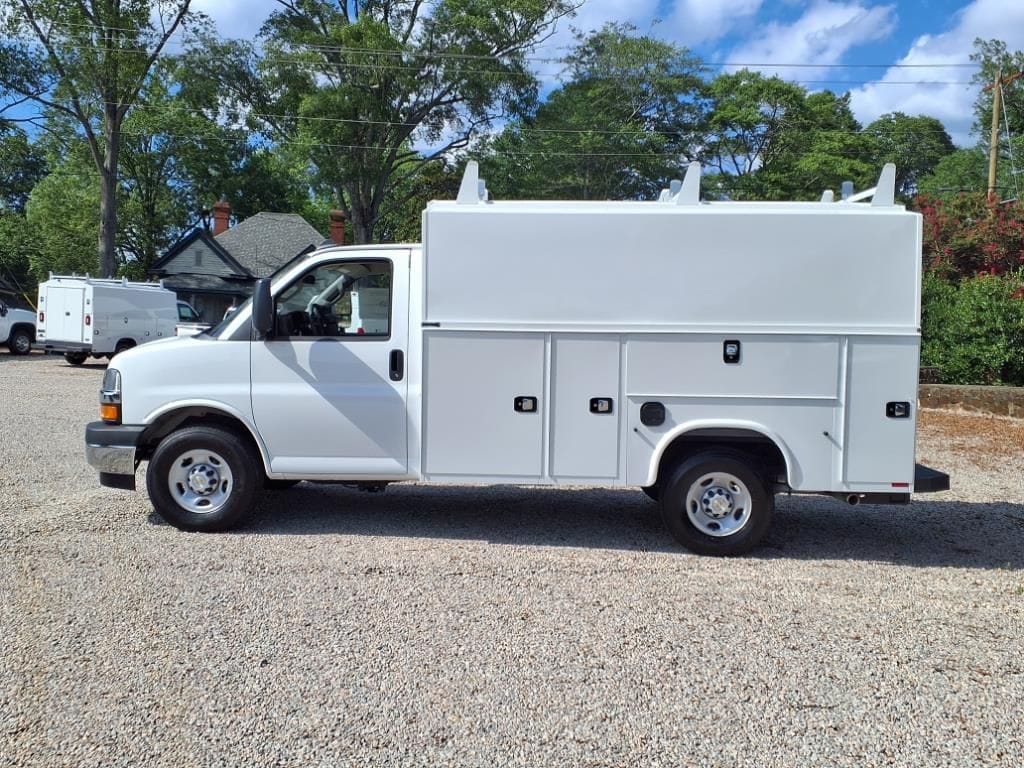 2025 Chevrolet Express Cutaway Base photo 4