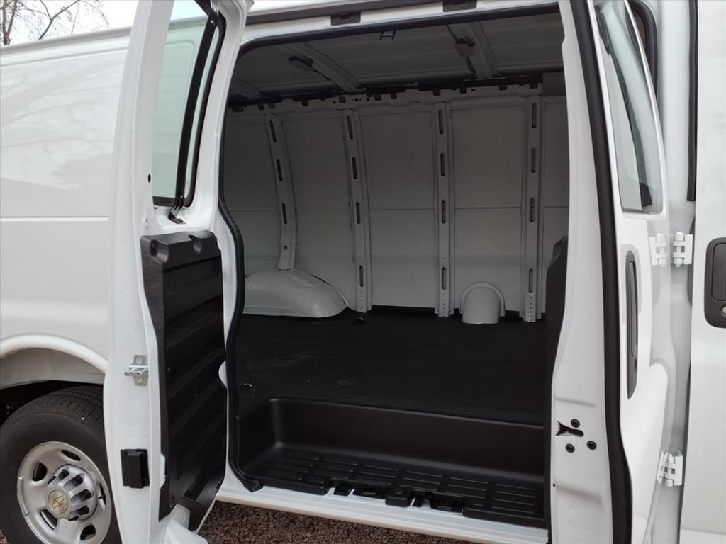 2025 Chevrolet Express Cargo Work Van - Photo 12