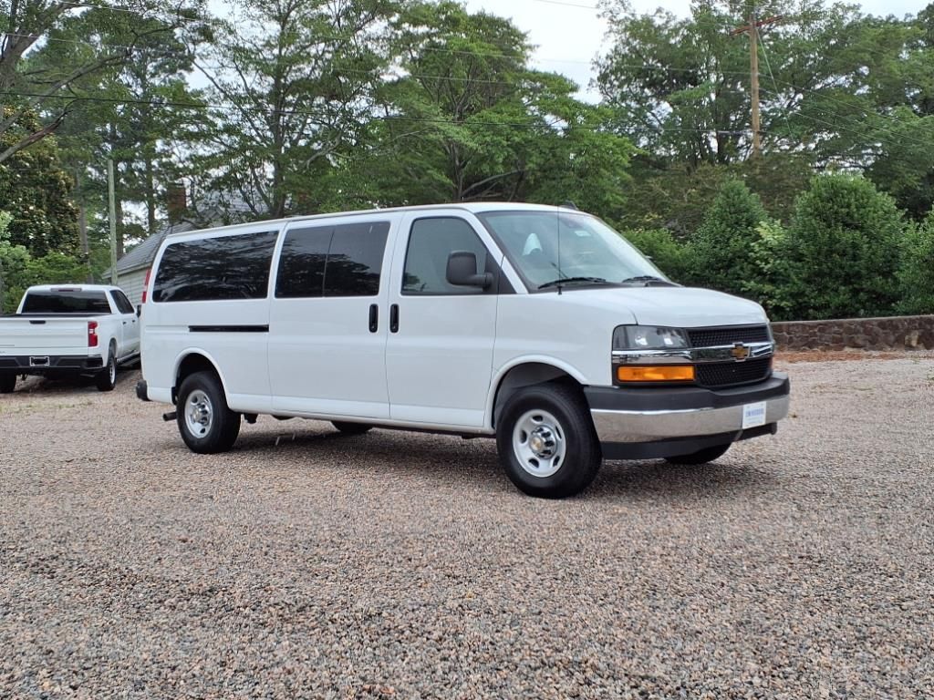 2024 Chevrolet Express Passenger LT's photo