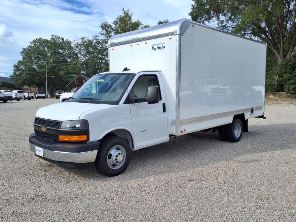 2025 Chevrolet Express 3500 Cutaway Van photo 3