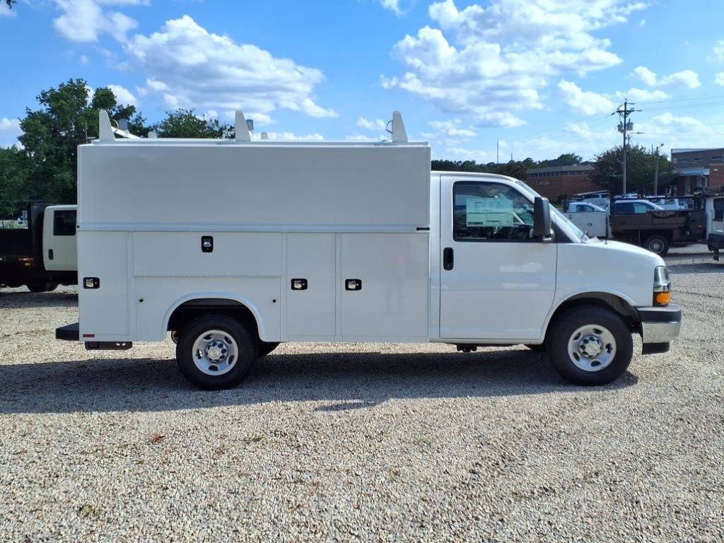 2025 Chevrolet Express Cutaway Base photo 5
