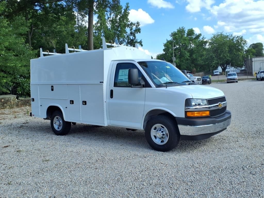 2025 Chevrolet Express Cutaway Base's photo