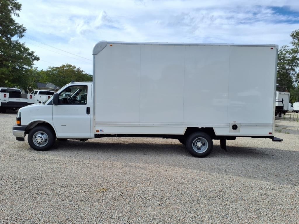 2025 Chevrolet Express 3500 Cutaway Van photo 4