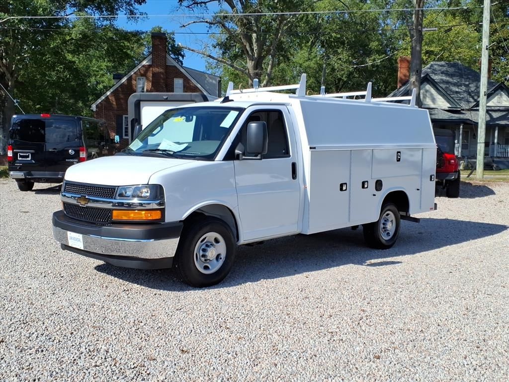 2025 Chevrolet Express Cutaway 3500 photo 3