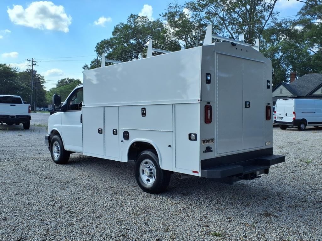 2025 Chevrolet Express Cutaway Base photo 6
