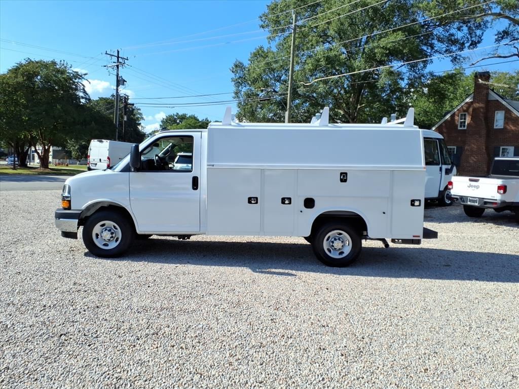 2025 Chevrolet Express Cutaway 3500 photo 4