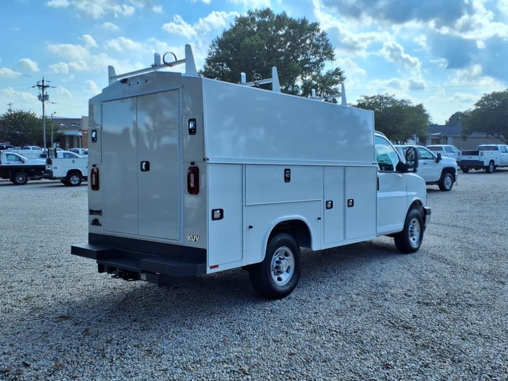 2025 Chevrolet Express Cutaway Base photo 7
