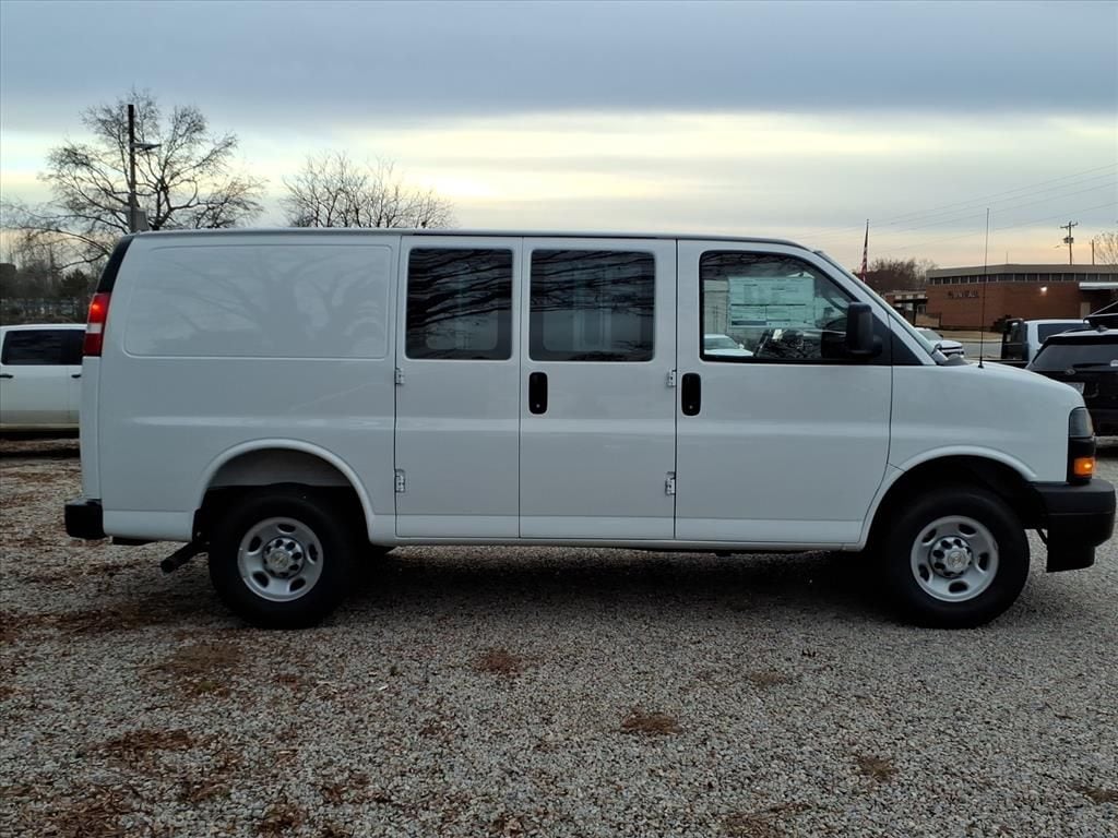 2025 Chevrolet Express Cargo Work Van - Photo 10
