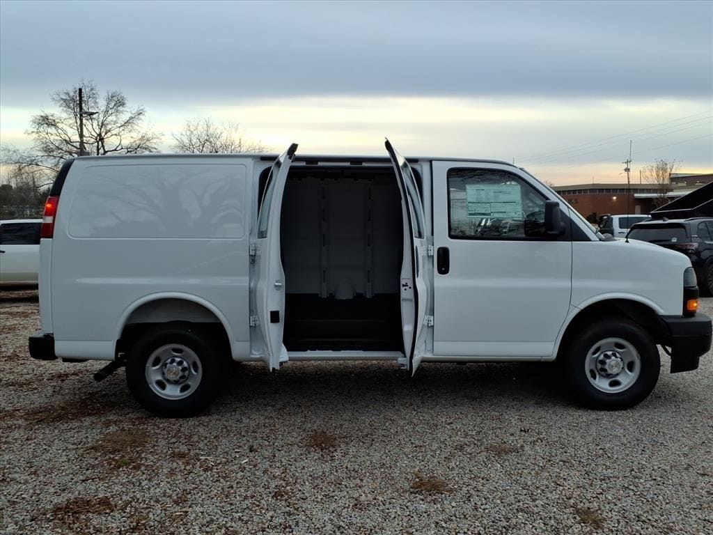 2025 Chevrolet Express Cargo Work Van - Photo 11