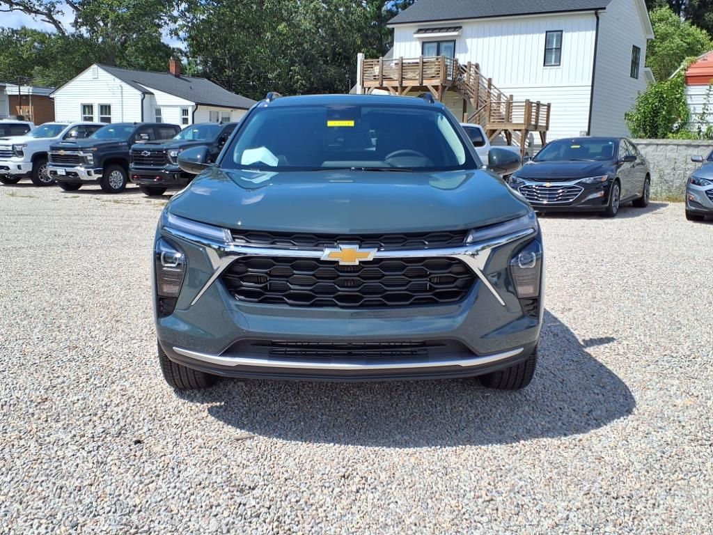 2025 Chevrolet Trax LT photo 2
