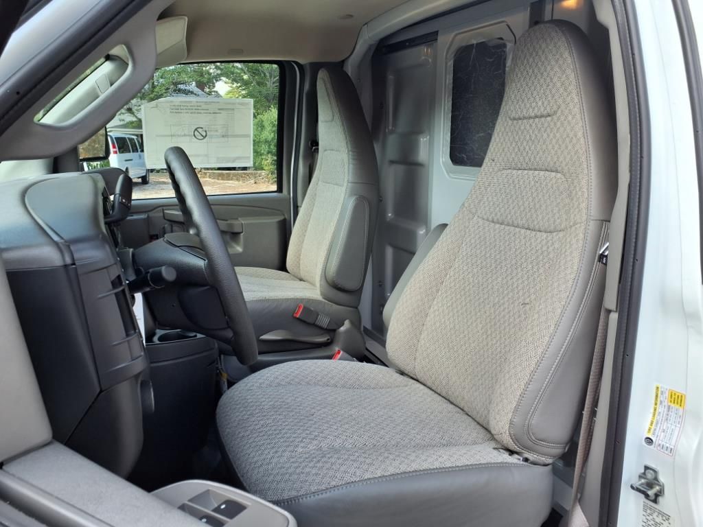 2025 Chevrolet Express Cutaway Base photo 19