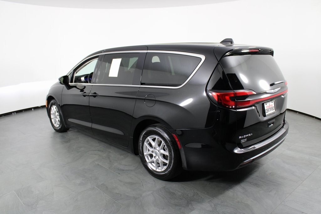 2024 Chrysler Pacifica Touring L photo 2