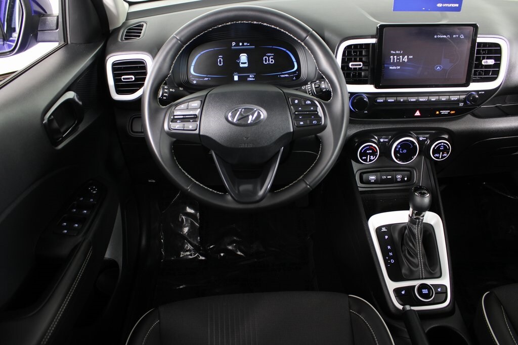 2023 Hyundai Venue Limited photo 3