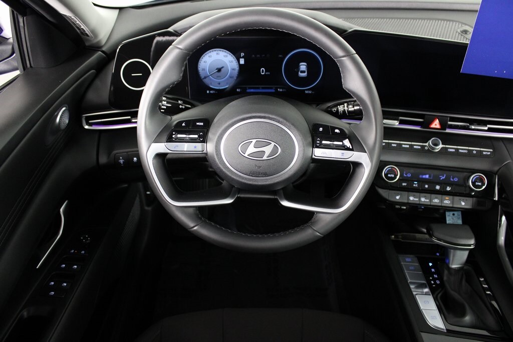2025 Hyundai Elantra SEL Convenience photo 3