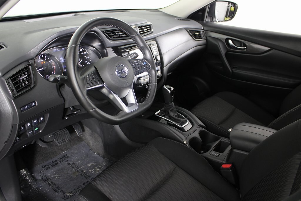 2019 Nissan Rogue SV photo 2