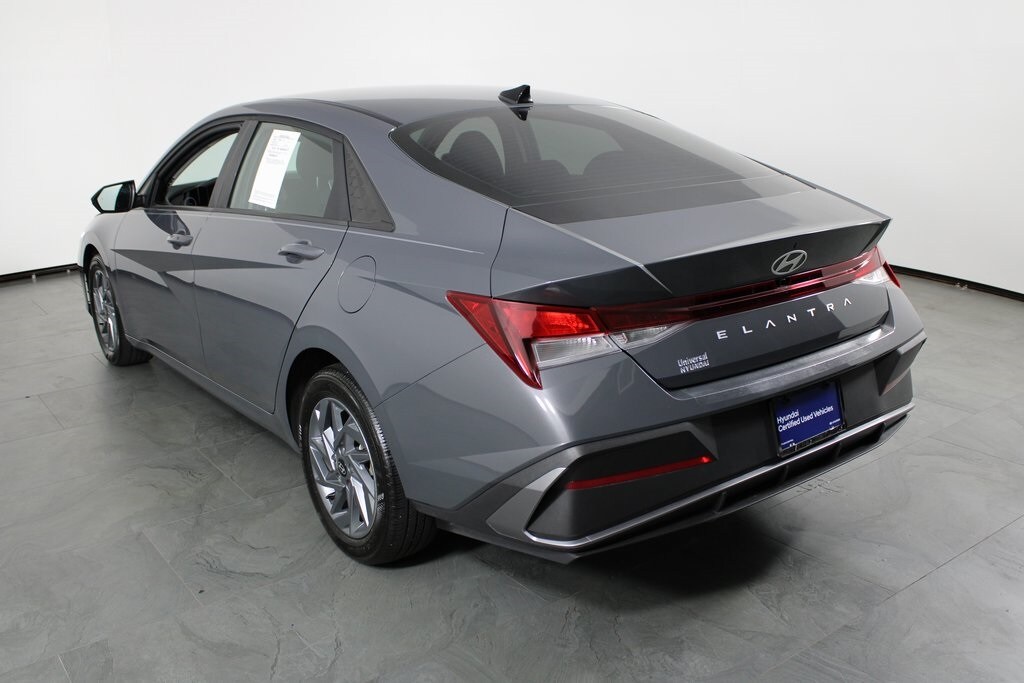 2024 Hyundai Elantra SEL photo 2