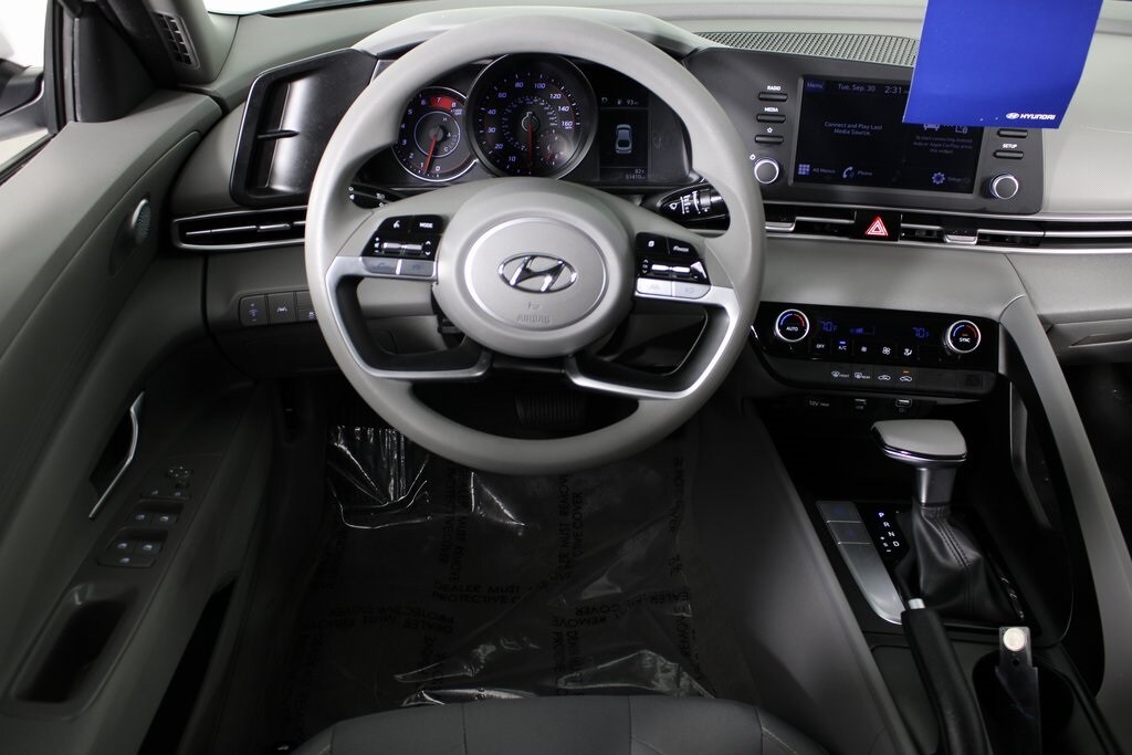 2023 Hyundai Elantra SEL photo 3