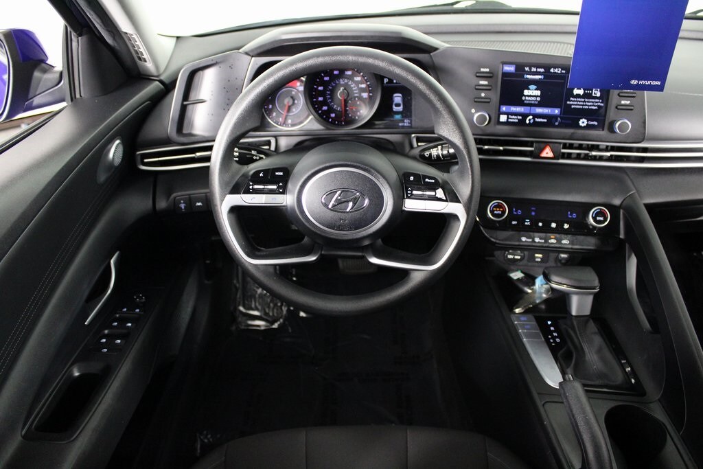 2022 Hyundai Elantra SEL photo 3
