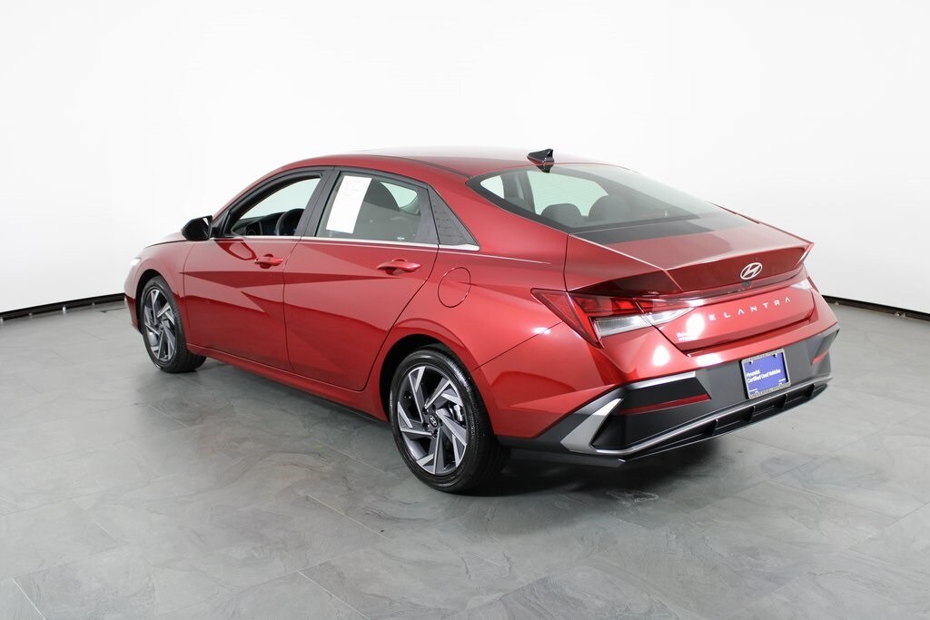 2025 Hyundai Elantra SEL Convenience photo 2