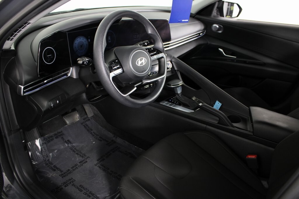 2024 Hyundai Elantra SEL photo 3