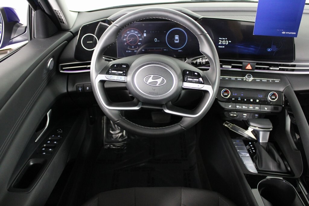 2025 Hyundai Elantra SEL Convenience photo 3