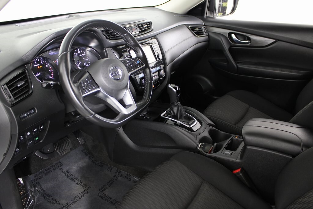 2019 Nissan Rogue SV photo 3
